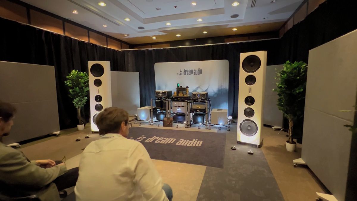 Rozřezali Škodu Kodiaq, aby lépe hrála. V Praze je k vidění i HiFi za 44 milionů